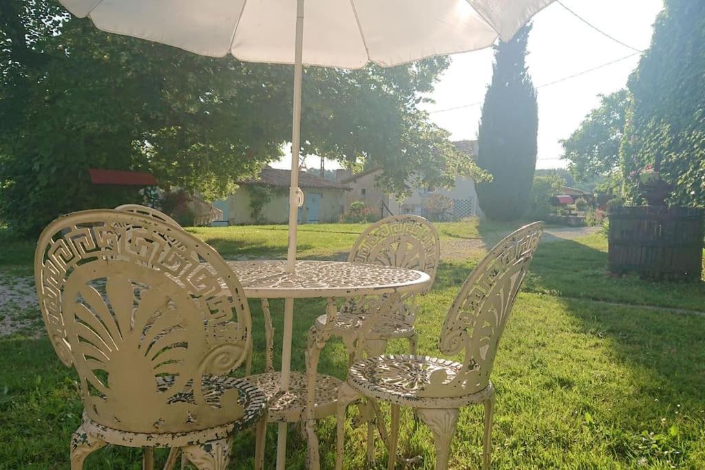 Entire Apartment With Swimming Pool Near Aubeterre Saint-Romain  Exteriör bild