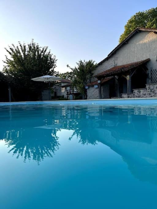 Entire Apartment With Swimming Pool Near Aubeterre Saint-Romain  Exteriör bild