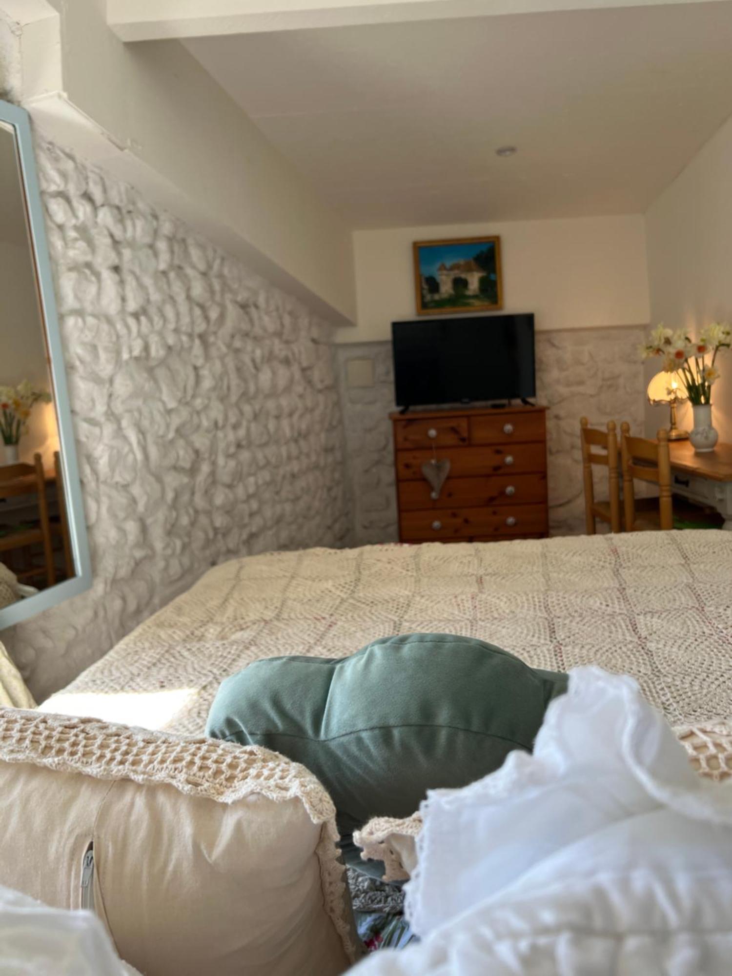 Entire Apartment With Swimming Pool Near Aubeterre Saint-Romain  Exteriör bild