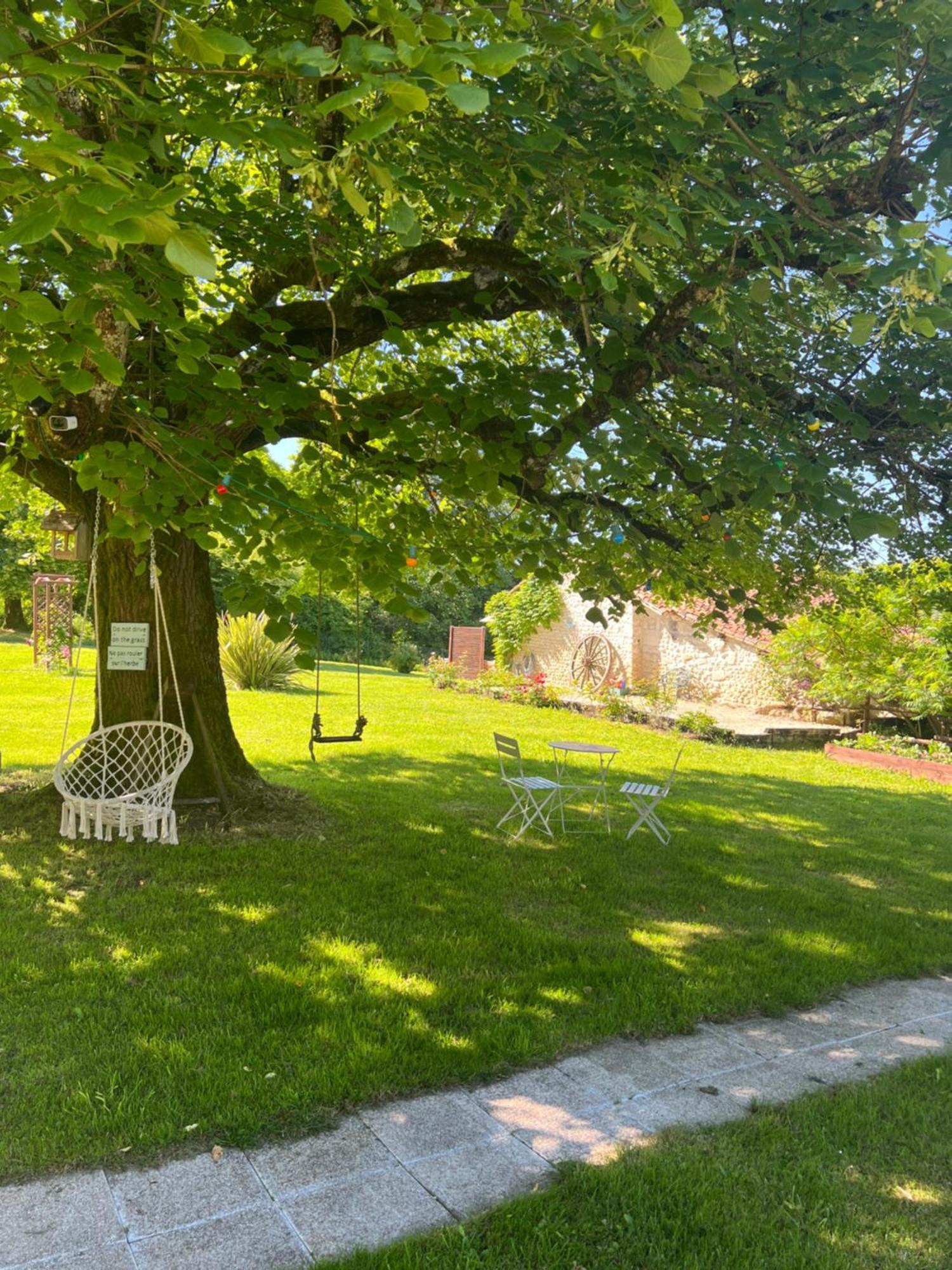 Entire Apartment With Swimming Pool Near Aubeterre Saint-Romain  Exteriör bild
