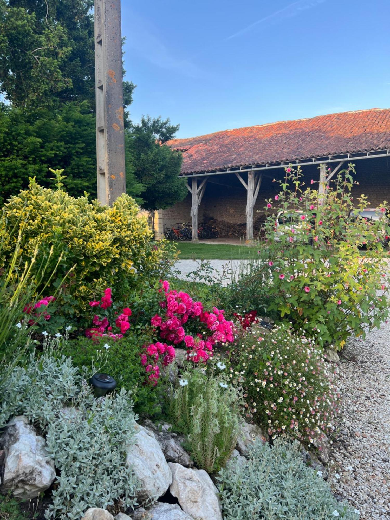 Entire Apartment With Swimming Pool Near Aubeterre Saint-Romain  Exteriör bild